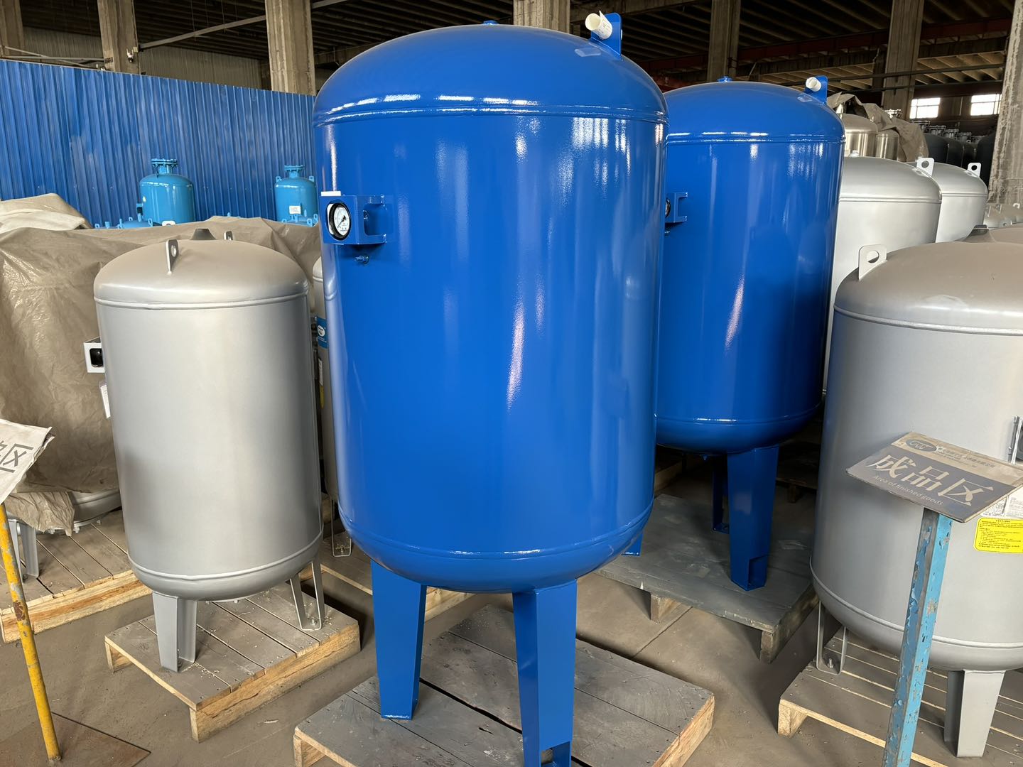500 liter hydropneumatic pressure tank, full unit view