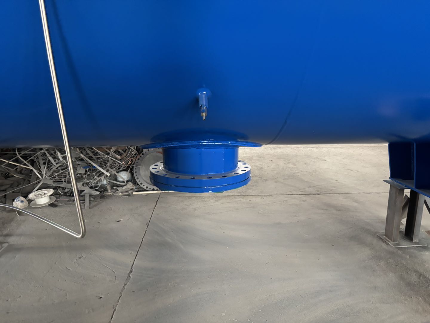Expansion tank nozzle and flange connection detail
